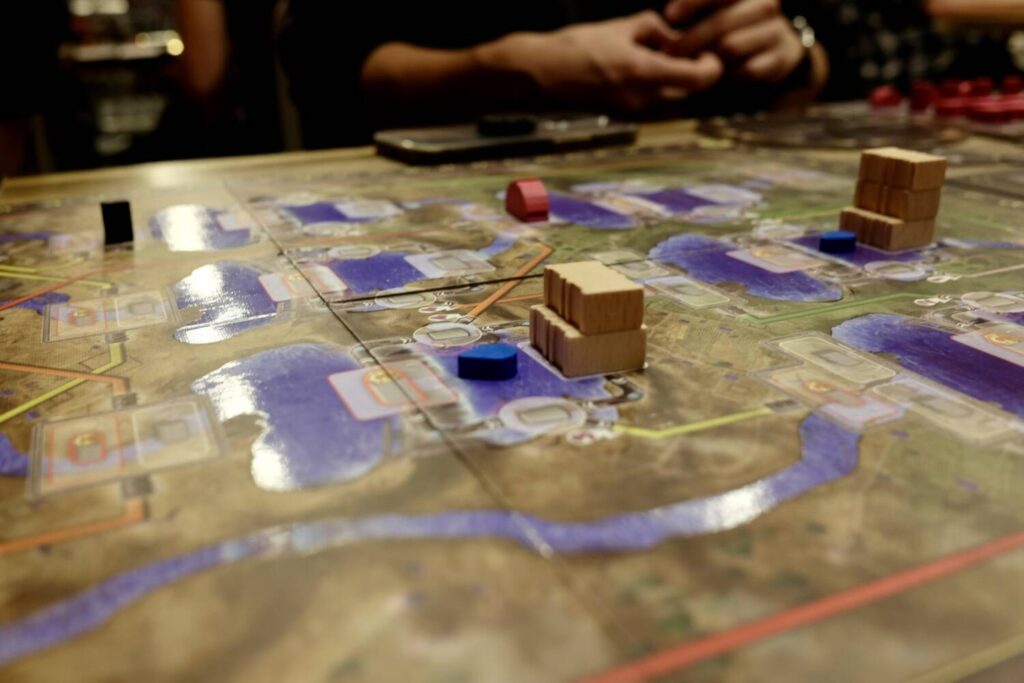 A neutral dam early in the game, with a single drop of water in its reservoir.