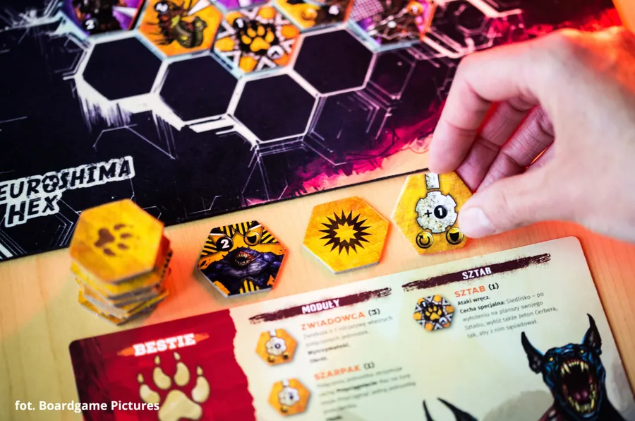 A hand discards one of the three revealed tokens from their hand at the start of the turn.